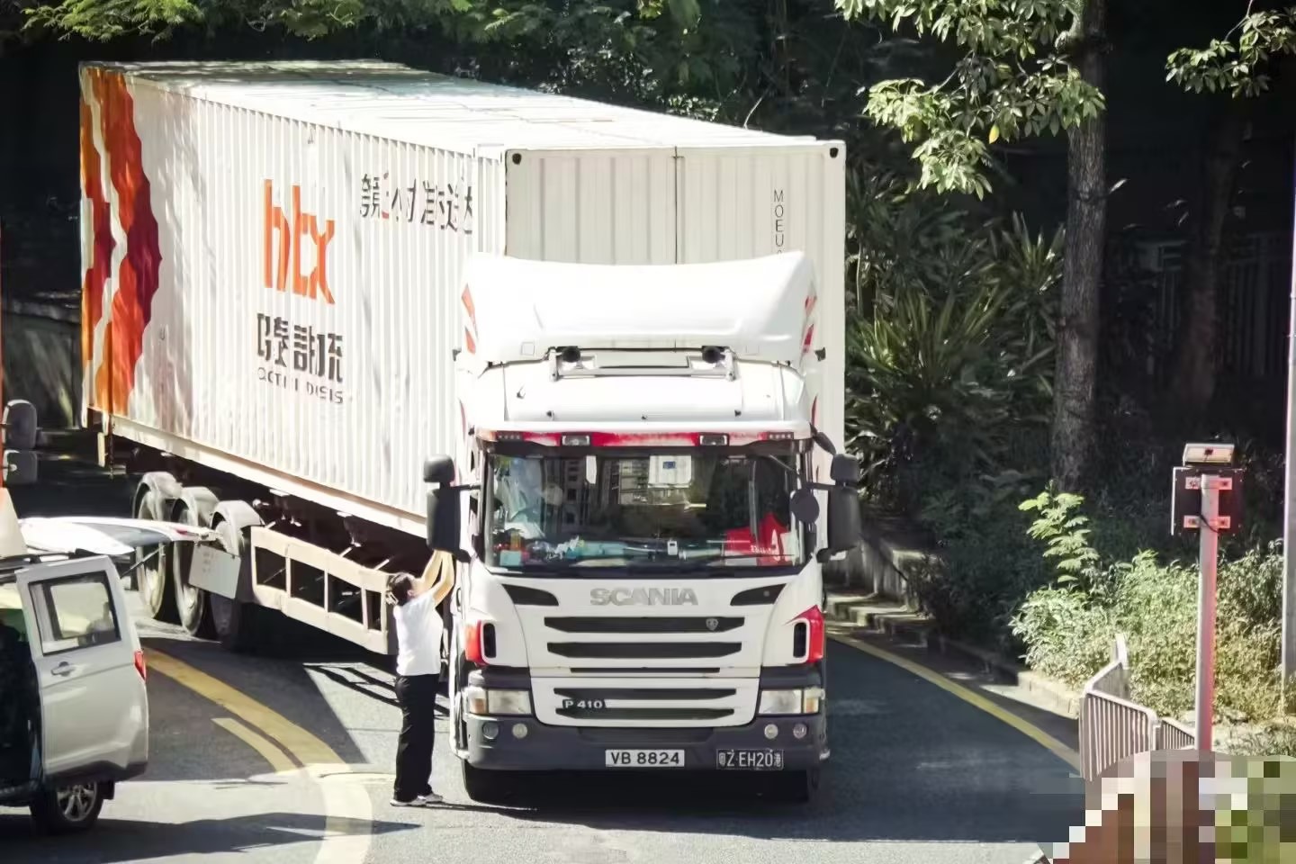 鴻泰信中港物流車