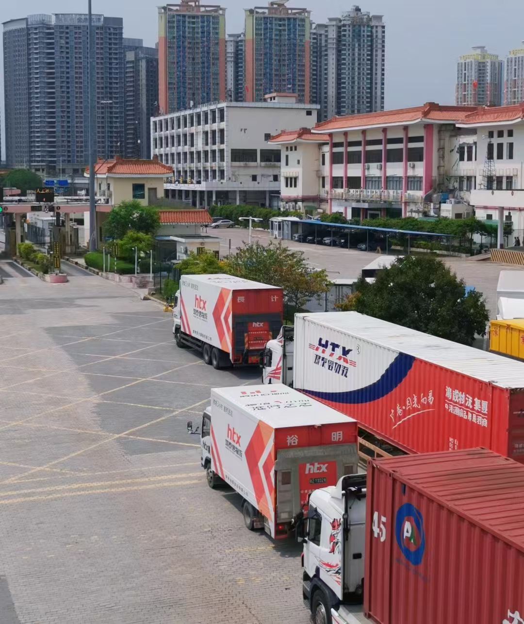 鴻泰信中港物流車隊